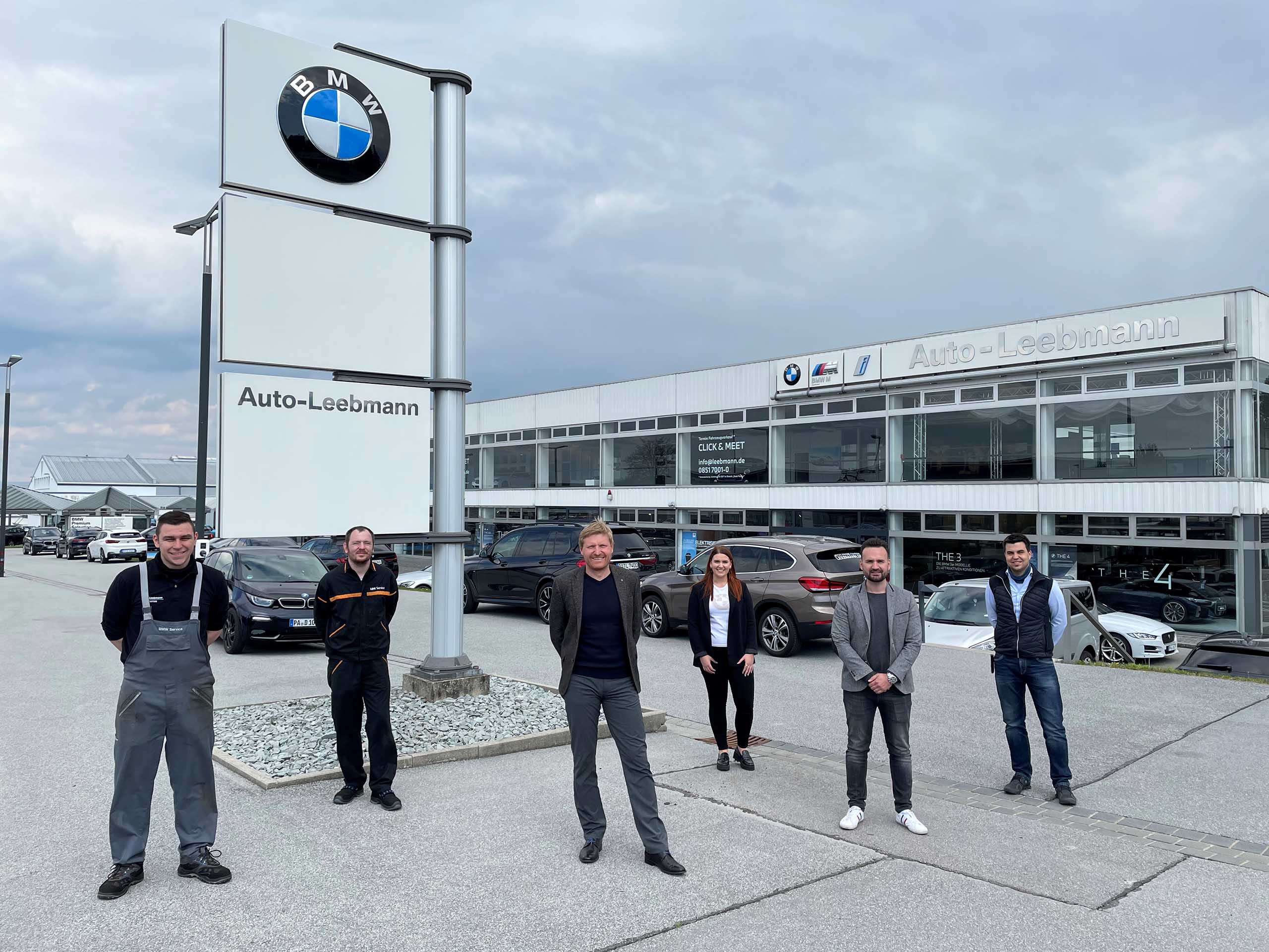 Auto-Leebmann in Passau wurde ausgezeichnet als einer der Besten Autohändler 2021. Stolz auf der Auto-Bild Award stehen Kfz-Mechatroniker Thomas Hrebetschek, Servicetechniker Julian Mandl, Verkaufsberater Matthias Karl, Serviceassistentin Sabrina Geisberger, Verkaufsberater Dominik Gehrmann und Serviceberater Tim Maier vor der BMW-Verkaufsgebäude.