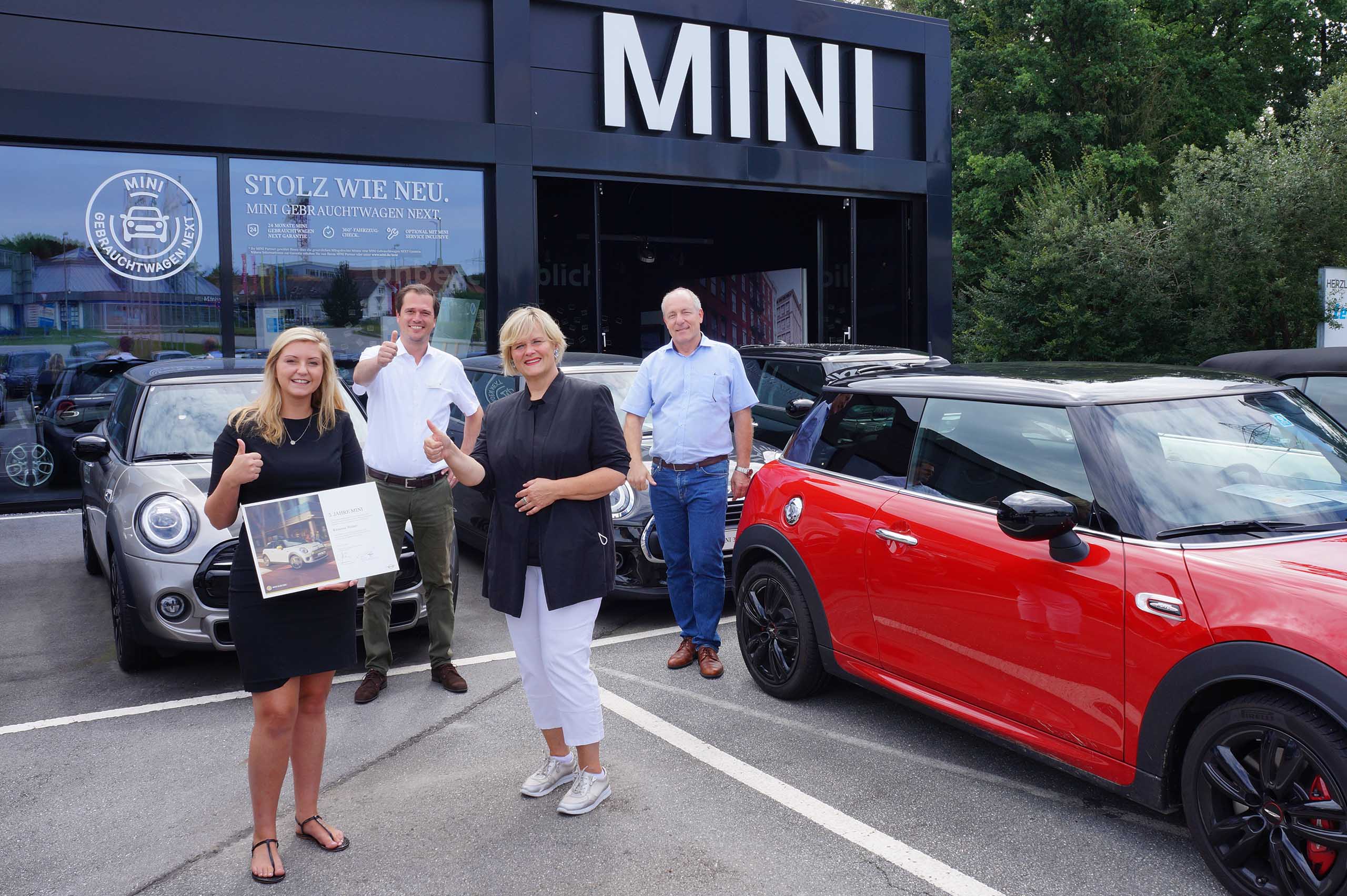 Birgit Schneider, Managerin Sales MINI Deutschland gratuliert MINI Verkaufsberaterin Ramona Weber im Namen der BMW AG gemeinsam mit Verkaufsleiter Andreas Conrad und Thomas Leebmann, Geschäftsführer der Auto-Leebmann GmbH vor der MINI Verkaufsgebäude in Passau.