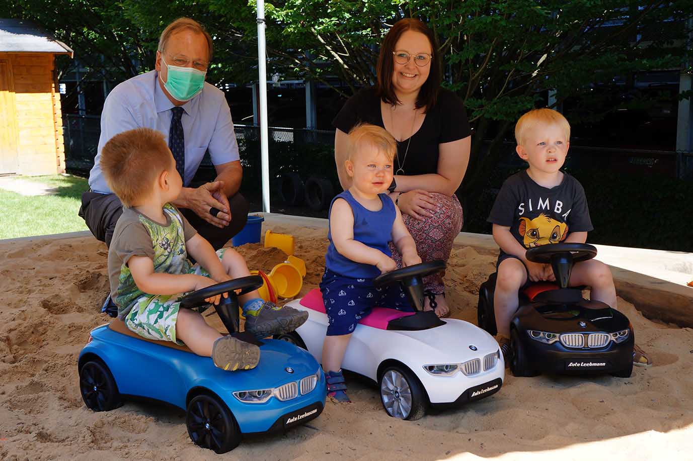 Übergabe BMW Baby Racer an Kinder des Städtischen Kinderhauses in Passau durch Bernd Karoli Geschäftsführer Auto-Leebmann