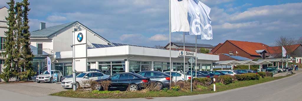 SCHMID Service BMW Vertragshändler Verkaufsgebäude und BMW Gebrauchtwagenplatz in Hauzenberg.