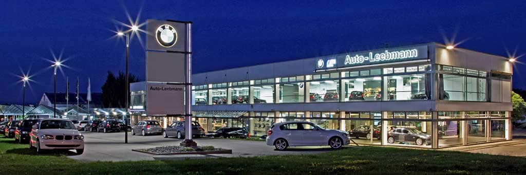 Auto-Leebmann BMW Vertragshändler Verkaufsgebäude und BMW Gebrauchtwagenplatz in Passau.