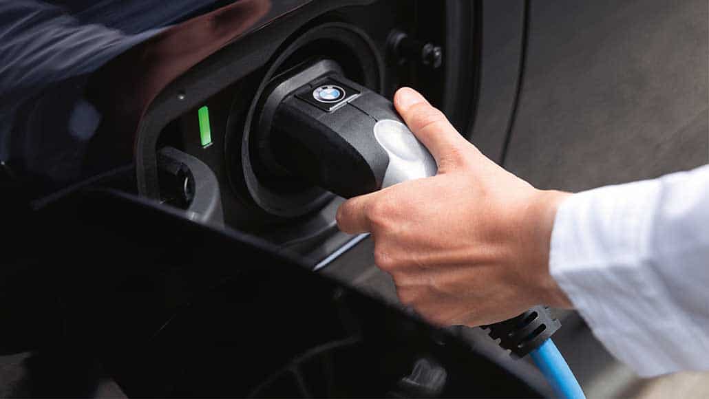 BMW Elektroauto wird geladen an der Ladestation