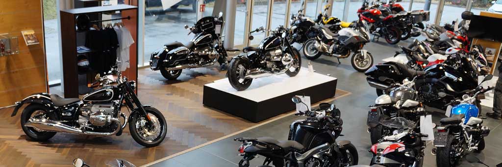 Motorrad Leebmann Verkaufsraum für die Motorradmarken BMW Motorrad, Honda, KTM, Yamaha in Passau. Neue und gebrauchte Motorräder, Zubehör und Bekleidung.