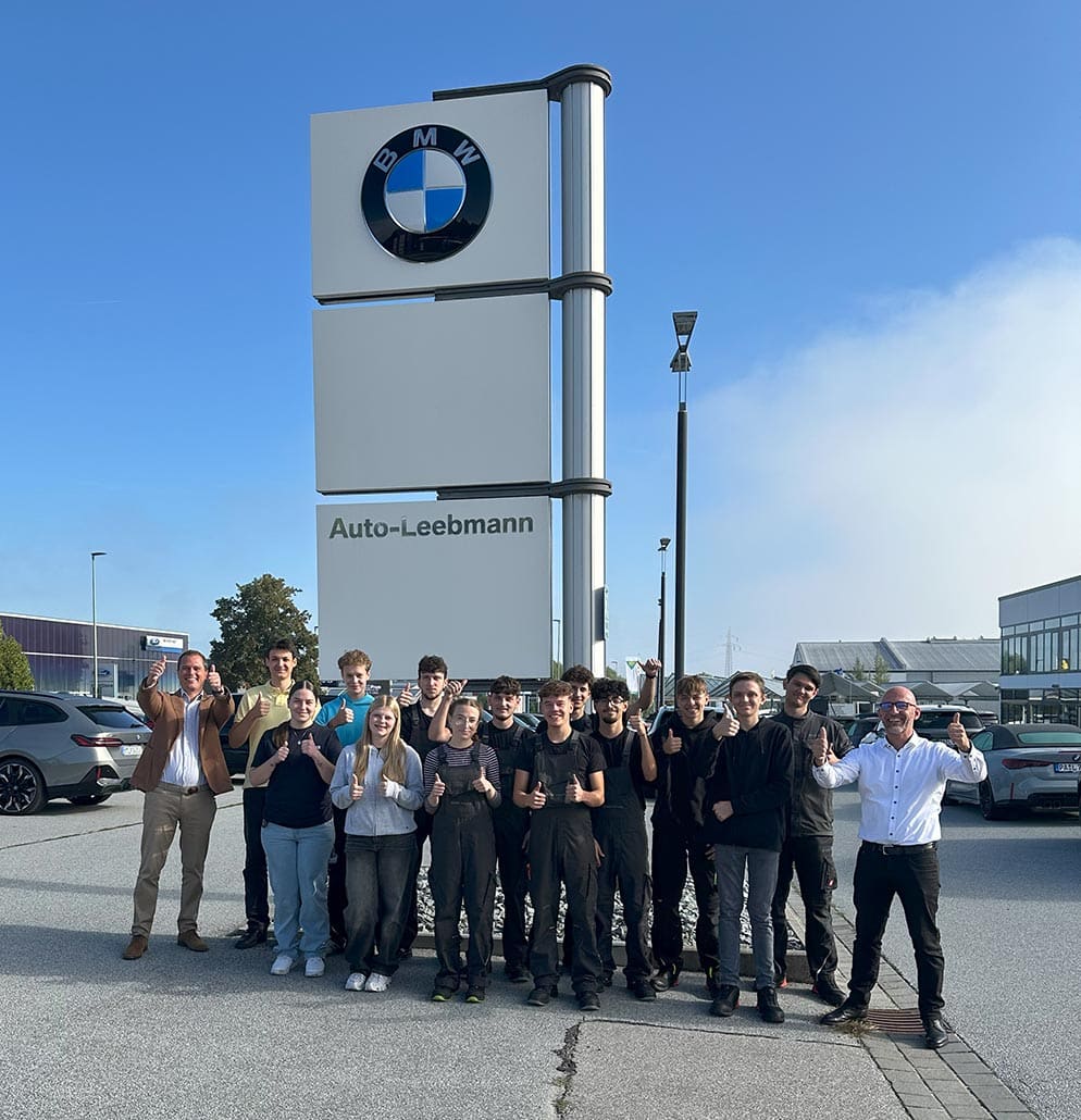 Gruppe junge Menschen vor BMW Autohaus, Auto-Leebmann, in Passau. Auszubildende Jahrgang 2025.