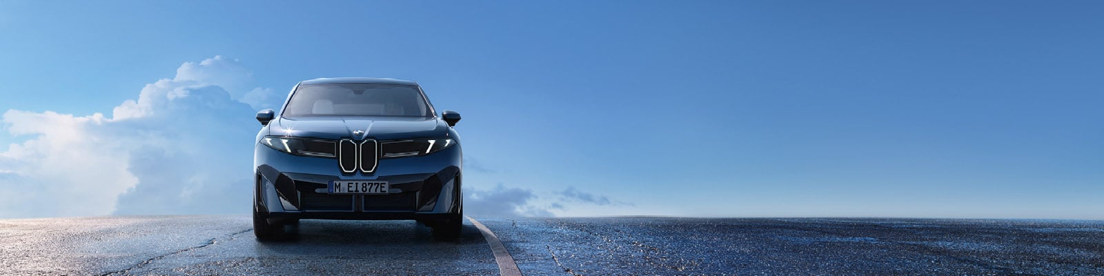 Frontansicht des neuen BMW iX3 in Blau - vollelektrisches Premium-SUV mit markanter BMW-Niere und moderner LED-Lichtsignatur auf offener Straße bei klarem Himmel. Erhältlich bei Auto-Leebmann in Passau, Deggendorf und Hauzenberg.