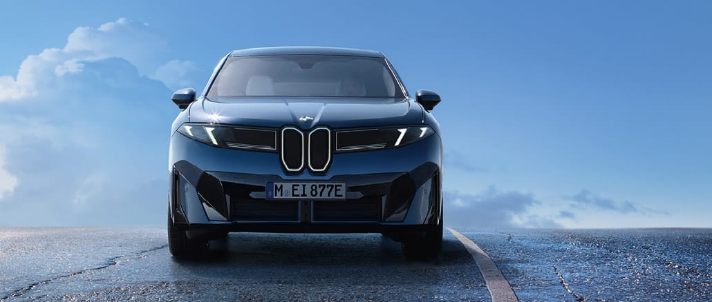 Frontansicht des neuen BMW iX3 in Blau - vollelektrisches Premium-SUV mit markanter BMW-Niere und moderner LED-Lichtsignatur auf offener Straße bei klarem Himmel. Erhältlich bei Auto-Leebmann in Passau, Deggendorf und Hauzenberg.