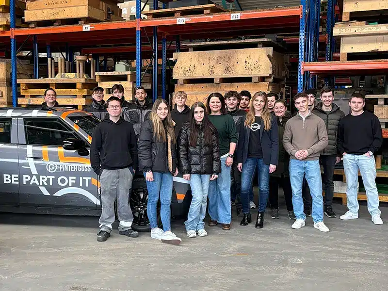 MINI Aceman E Übergabe an Azubis bei Pinter Guss und Jung