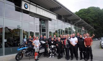 Teilnehmer / Teilnehmerinnen der Motorrad Leebmann Tour 2022 vor Firmengebäude