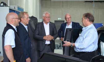Auto-Leebmann spendet BMW i3 Urban Suite an HWK Passau