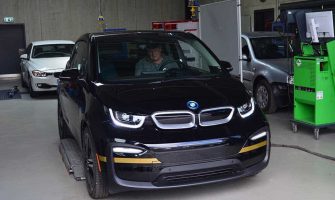 Auto-Leebmann spendet BMW i3 Urban Suite an HWK Passau