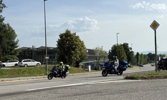 Zwei Motorräder beim Starten in Passau auf Motorrad Leebmann Tour Slowenien 2025.