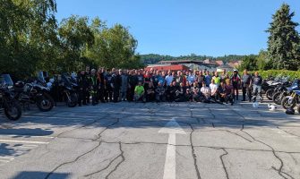 Große Gruppe Motorradfahrer und Motorradfahrerinnen. Motorrad Leebmann Tour Slowenien 2025