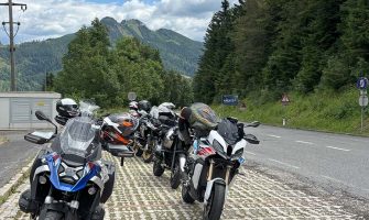 Motorräder geparkt in zwei Reihen. Im Hintergrund Berglandschaft. Motorrad Leebmann Tour Slowenien 2025