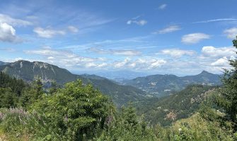 Sommerliches Berglandschaft. Motorrad Leebmann Tour Slowenien 2025