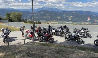 Motorräder am Lorenzenberg, im Hintergrund Berglandschaft. Motorrad Leebmann Tour Slowenien 2025.