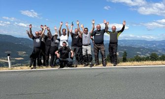 Gruppe Motorradfahrer und Motorradfahrerinnen oben auf dem Berg. Leebmann Tour Slowenien 2025.