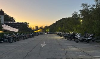 Geparkte Motorräder in der Abendsonne Leebmann Tour Slowenien 2025