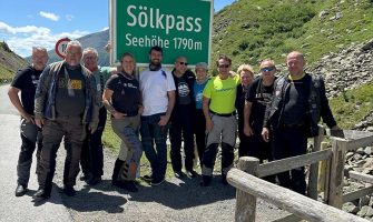 Eine Gruppe Motorrad Fahrer vor dem Sölkpass Schild. Organisator Motorrad Leebmann aus Passau Tour Slowenien 2025