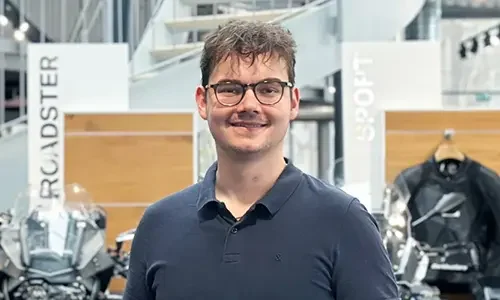 Junger Motorrad-Mitarbeiter der Leebmann Gruppe in Passauer Ausstellungsraum